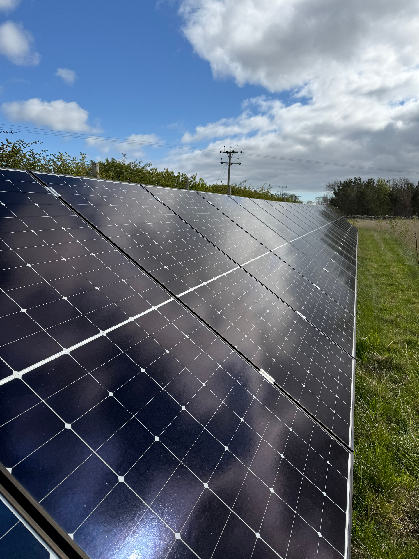 76 Longi Hi-MO X6 530W panels on the ground-mount array